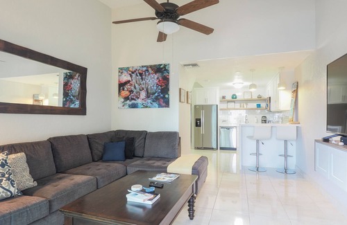 Bodden Town Wohnung | Ocean front 2 bedroom condo with pool