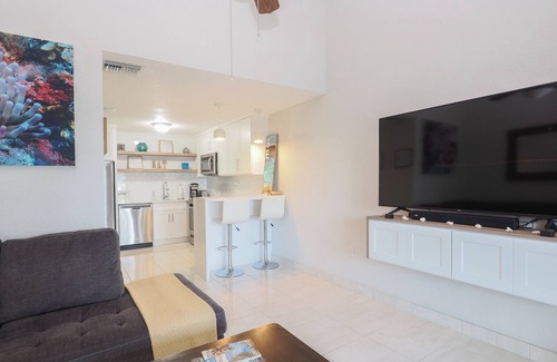 Bodden Town Wohnung | Ocean front 2 bedroom condo with pool