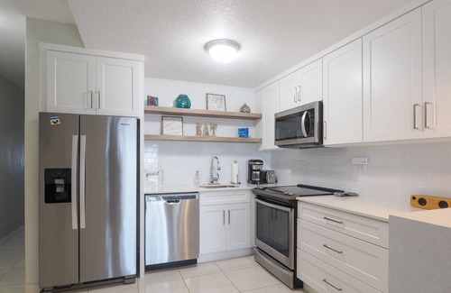 Bodden Town Wohnung | Ocean front 2 bedroom condo with pool