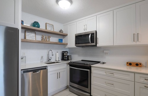 Bodden Town Wohnung | Ocean front 2 bedroom condo with pool