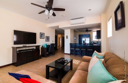 Barrio Los Villalobos Eigentumswohnung | Ocean front and just steps from the pools and ocean!