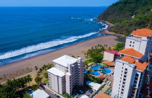 Barrio Los Villalobos Eigentumswohnung | Ocean front and just steps from the pools and ocean!