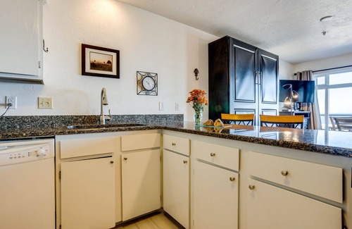 Newport Eigentumswohnung | Ocean Front Condo! Nye Beach! Walk to Everything!