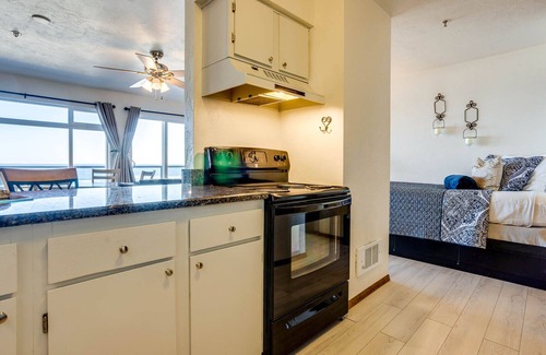 Newport Eigentumswohnung | Ocean Front Condo! Nye Beach! Walk to Everything!