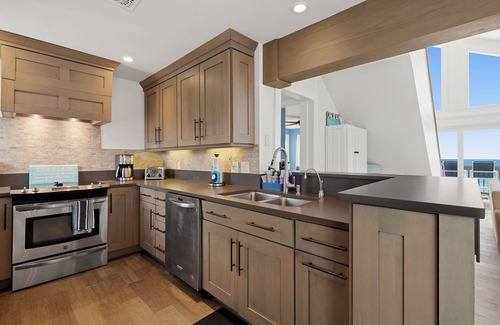 Bethune Beach Haus | ☀️Ocean Front - Pet Friendly - Steps to Beach - Dolphin House ☀️