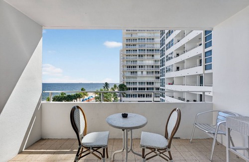 Bermuda Riviera Wohnung | Ocean & Poolside Escape