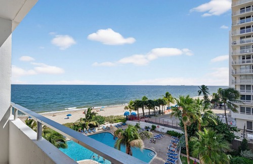 Bermuda Riviera Wohnung | Ocean & Poolside Escape