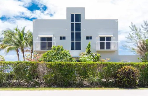 North Side Haus | Ocean's Edge: Beachfront Home with Rooftop Views