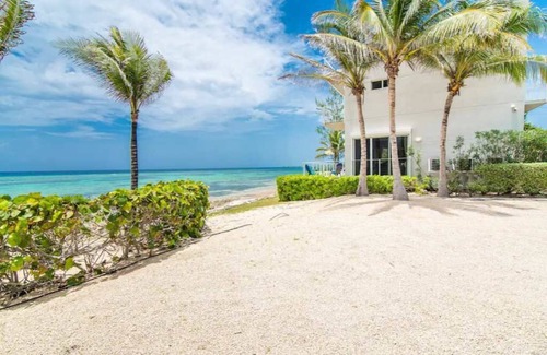 North Side Haus | Ocean's Edge: Beachfront Home with Rooftop Views