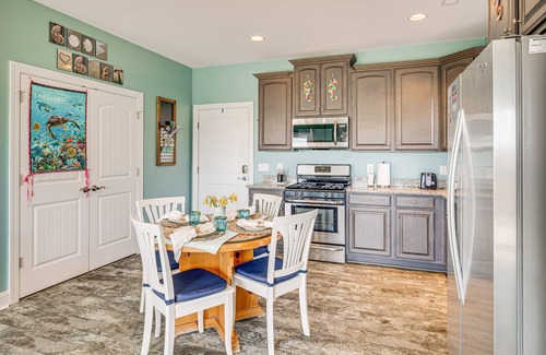 Emerald Isle Wohnung | Ocean-View Apt in Emerald Isle - Walk to Beaches!