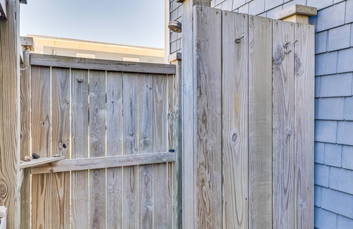 Emerald Isle Wohnung | Ocean-View Apt in Emerald Isle - Walk to Beaches!