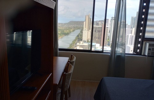 Waikiki Eigentumswohnung | Ocean view Cozy studio condo with gym, AC and kitchenette in Waikiki
