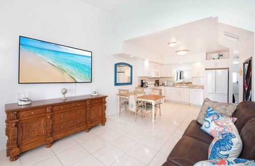 Bodden Town Wohnung | Salty Breezes and Palm Trees - 2 bed oceanfront