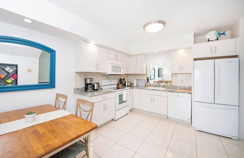 Bodden Town Wohnung | Salty Breezes and Palm Trees - 2 bed oceanfront