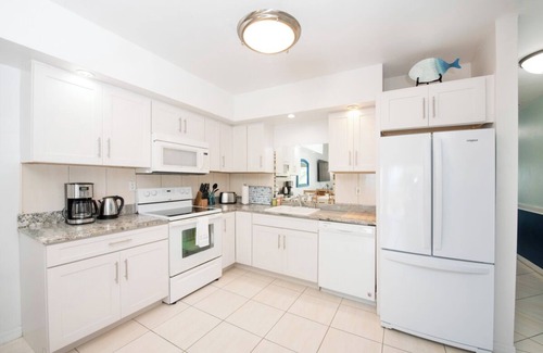 Bodden Town Wohnung | Salty Breezes and Palm Trees - 2 bed oceanfront