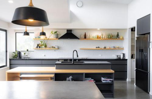 Lower Snug Haus | Ocean views, spacious & private, hot hub