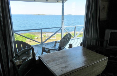 Mid-Coast and Islands Hütte | Ocean Watch - Relax and let the ocean sweep you away at this charming retreat