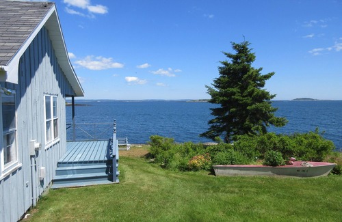 Mid-Coast and Islands Hütte | Ocean Watch - Relax and let the ocean sweep you away at this charming retreat