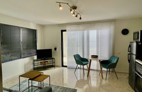 Oranjestad Eigentumswohnung | Oceanfront 1-BDR Condo: King-Bed|Pool|Full-Kitchen|Sofa-Bed|Mini-Beach|Dock