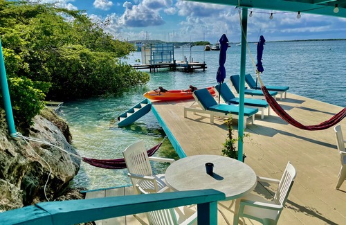 Oranjestad Eigentumswohnung | Oceanfront 1-BDR Condo: King-Bed|Pool|Full-Kitchen|Sofa-Bed|Mini-Beach|Dock