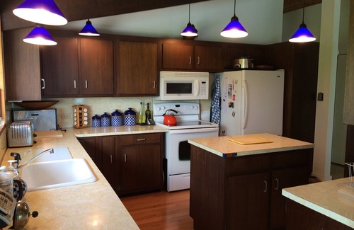 Surry Haus | Haustierfreundlich. Serene Oceanfront Contemporary House. Privater Strand. Schläft 4.