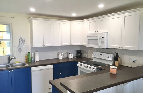 George Town Eigentumswohnung | Oceanfront Condo + Pool + 2 Mins To Beach! Centrally Located, Quiet, Sea Views!