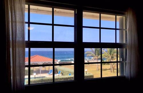 George Town Eigentumswohnung | Oceanfront Condo + Pool + 2 Mins To Beach! Centrally Located, Quiet, Sea Views!