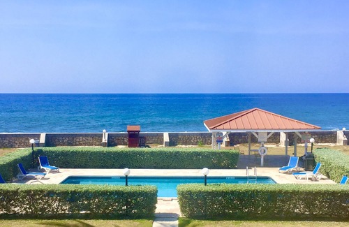 George Town Eigentumswohnung | Oceanfront Condo + Pool + 2 Mins To Beach! Centrally Located, Quiet, Sea Views!