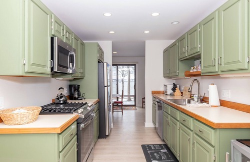 Glen Cove Eigentumswohnung | Oceanfront Condo mit Blick auf Rockland Harbour und Pier. Erlaubnis # STR19-71