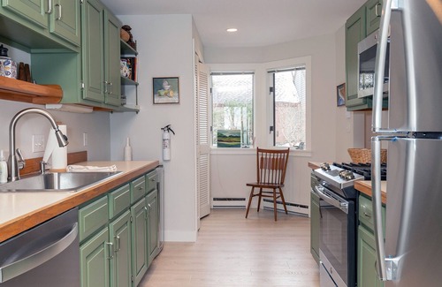 Glen Cove Eigentumswohnung | Oceanfront Condo mit Blick auf Rockland Harbour und Pier. Erlaubnis # STR19-71