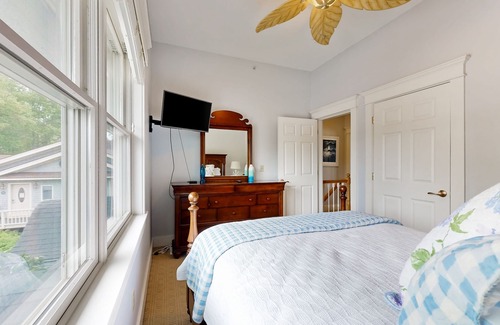 Edgecomb Eigentumswohnung | Oceanfront condo with fireplace, central AC, grill, washer/dryer & shared dock