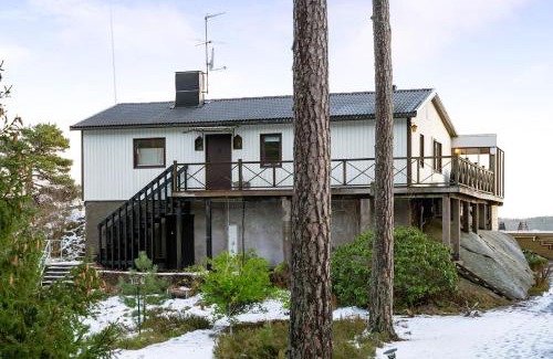 Stavsnas Haus | Oceanfront Escape with Sauna & Jacuzzi