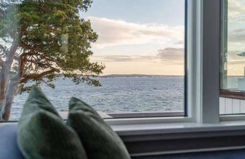 Stavsnas Haus | Oceanfront Escape with Sauna & Jacuzzi