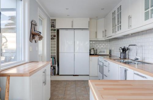 Stavsnas Haus | Oceanfront Escape with Sauna & Jacuzzi