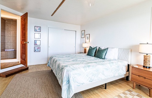 Hilo Bed & Breakfast | Oceanfront in Hilo Hale Kai Suites Bamboo Room - King Bed, Private Bathroom