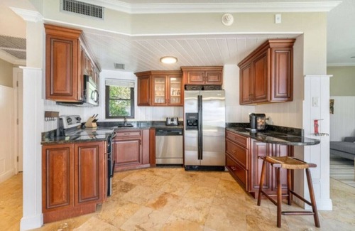 Seven Mile Beach Wohnung | Oceanfront, Pool & Patio | Family/Couples Paradise