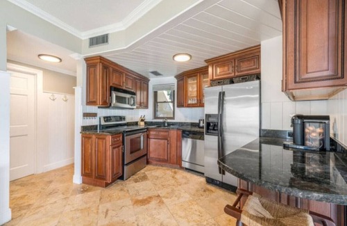 Seven Mile Beach Wohnung | Oceanfront, Pool & Patio | Family/Couples Paradise