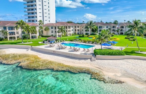 Seven Mile Beach Wohnung | Oceanfront, Pool & Patio | Family/Couples Paradise