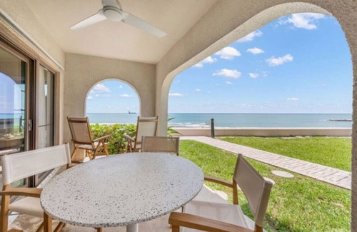 Seven Mile Beach Wohnung | Oceanfront, Pool & Patio | Family/Couples Paradise