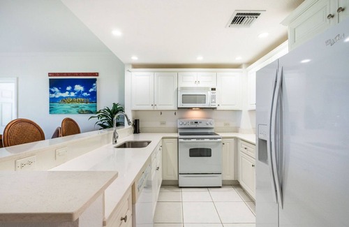 Rum Point Eigentumswohnung | Oceanfront right next to RumPoint, tranquility,pool,gym,tennis court and sunsets