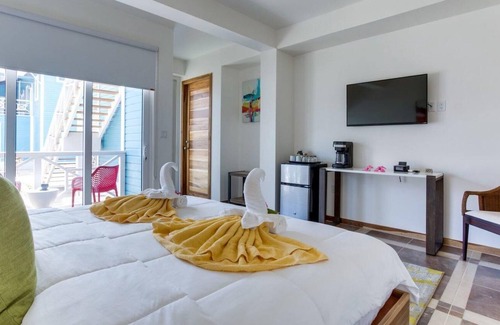 Placencia Resort | Oceanfront Studio w/ WiFi & Balcony - Steps to Private Beach, Dining, & Shops