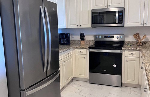 Florida Eigentumswohnung | Oceanfront Tranquility in Surf Club, Intracoastal Access, pools, gym, hot tub