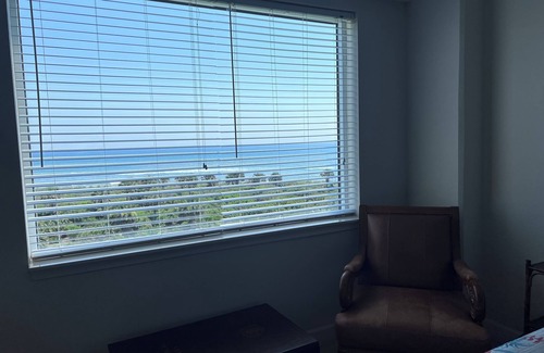 Florida Eigentumswohnung | Oceanfront Tranquility in Surf Club, Intracoastal Access, pools, gym, hot tub