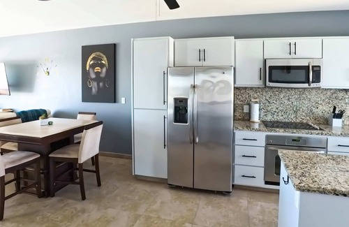 La Paz Wohnung | Oceanview Getaway with Balcony, Pool & BBQ Access