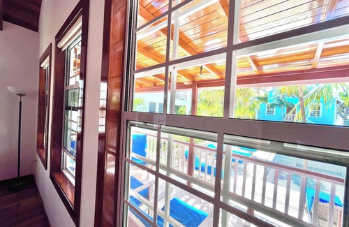 Caye Caulker Wohnung | Nur wenige Schritte vom Strand entfernt 3 Schlafzimmer, 2 Bäder Haus mit privatem Pool Dock, Strand & AC