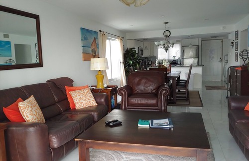 Seven Mile Beach Eigentumswohnung | 100+ 5-Sterne-Bewertungen von Oceanview komplett 2BR Wohnung renoviert. Keine täglichen Resortgebühren