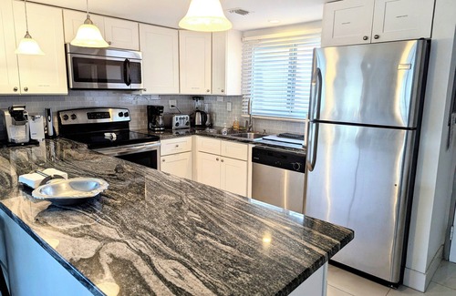 Seven Mile Beach Eigentumswohnung | 100+ 5-Sterne-Bewertungen von Oceanview komplett 2BR Wohnung renoviert. Keine täglichen Resortgebühren