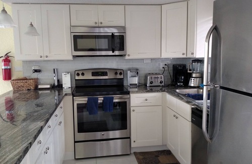 Seven Mile Beach Eigentumswohnung | 100+ 5-Sterne-Bewertungen von Oceanview komplett 2BR Wohnung renoviert. Keine täglichen Resortgebühren