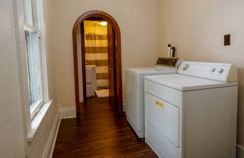Morgantown Haus | ❤ of Morgantown★Parking★Smart TV★2min→WVU★