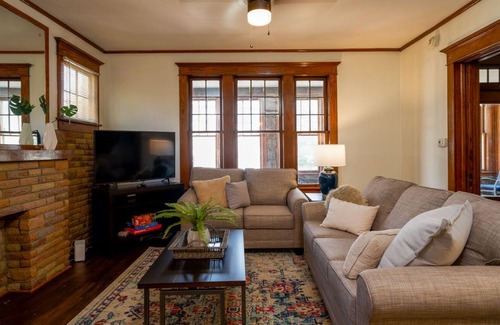 Morgantown Haus | ❤ of Morgantown★Parking★Smart TV★2min→WVU★